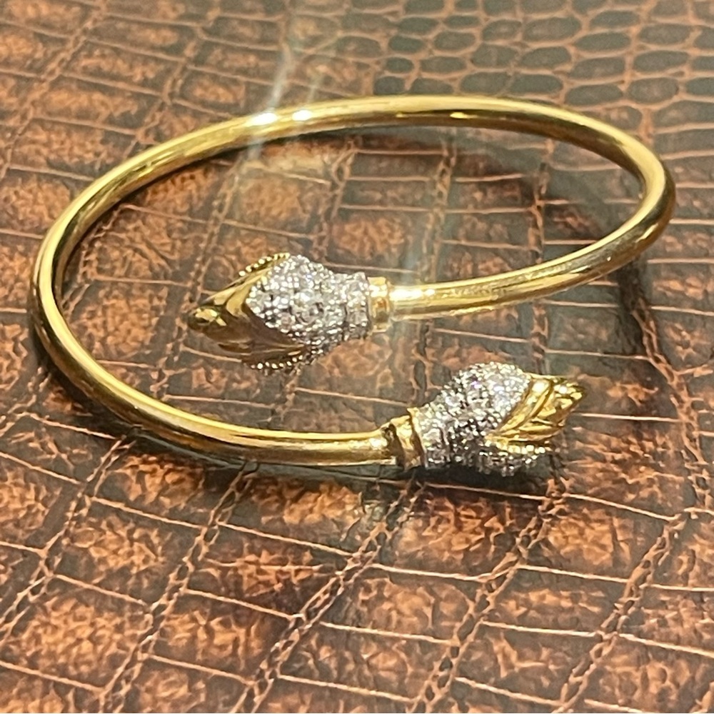 Elegant Gold Tonand Crystal Lotus flowers Women's Bracelet, adjustable to sizes.